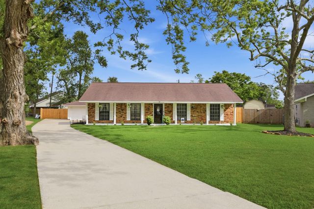 59 S Shamrock Court, Lake Jackson, TX 77566