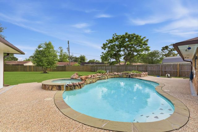 59 S Shamrock Court, Lake Jackson, TX 77566