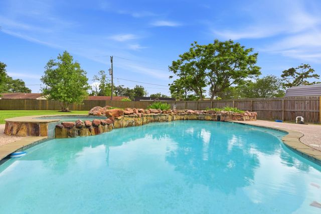 59 S Shamrock Court, Lake Jackson, TX 77566