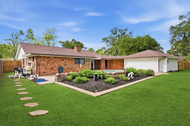 59 S Shamrock Court, Lake Jackson, TX 77566