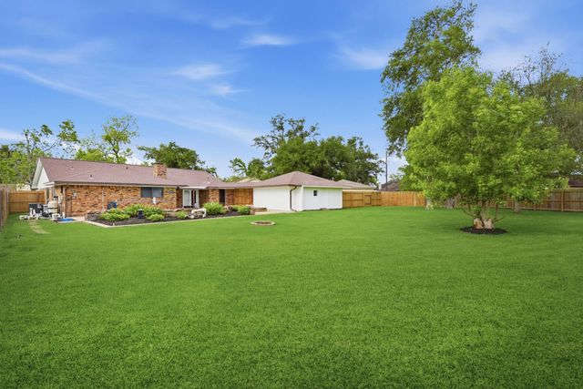 59 S Shamrock Court, Lake Jackson, TX 77566