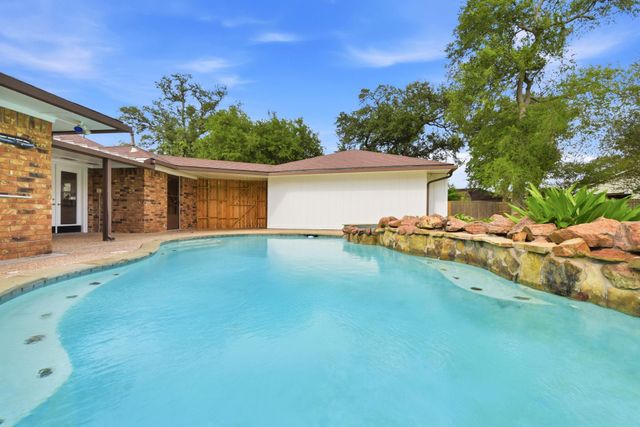 59 S Shamrock Court, Lake Jackson, TX 77566
