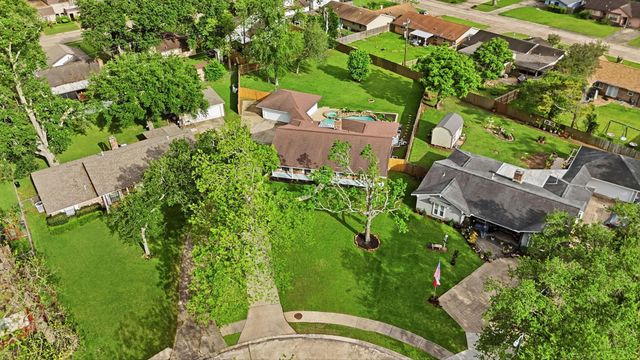 59 S Shamrock Court, Lake Jackson, TX 77566