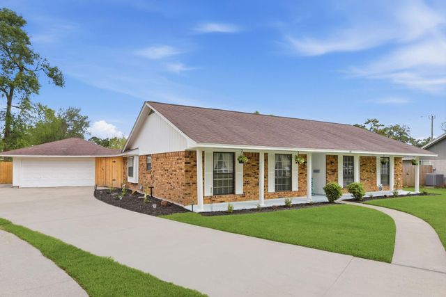 59 S Shamrock Court, Lake Jackson, TX 77566