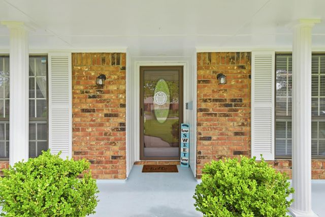 59 S Shamrock Court, Lake Jackson, TX 77566