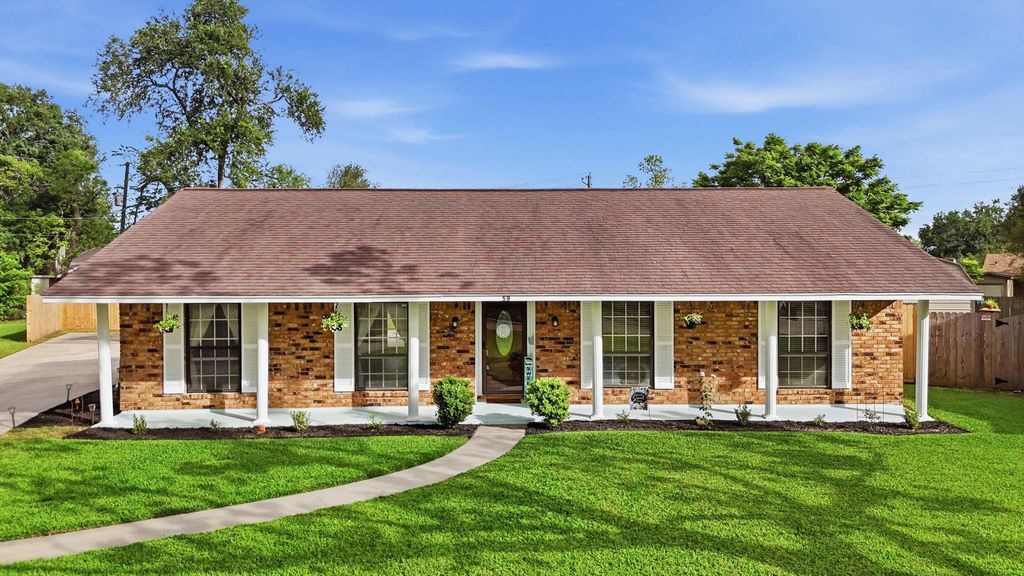 59 S Shamrock Court, Lake Jackson, TX 77566