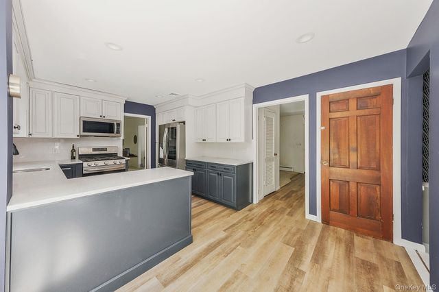 23 Whitney Gate, Smithtown, NY 11787
