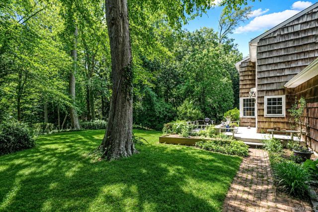 23 Whitney Gate, Smithtown, NY 11787