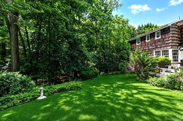 23 Whitney Gate, Smithtown, NY 11787