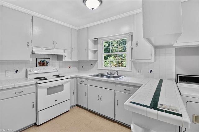 1912 Colonial Avenue, Greensboro, NC 27408