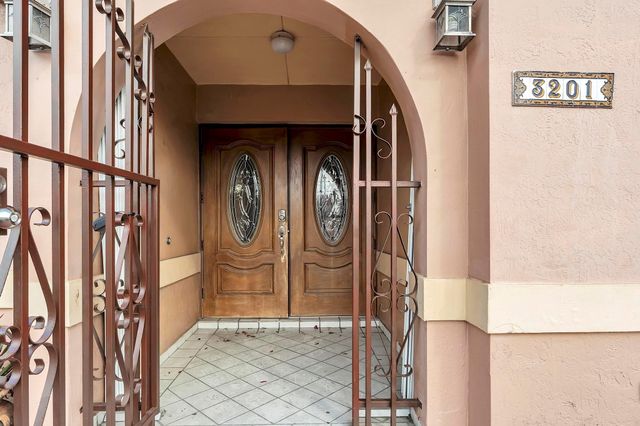 3201 W 76th St, Hialeah, FL 33018