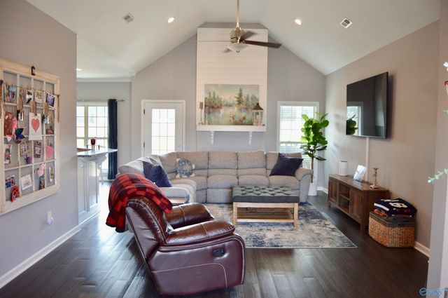 419 Pembrooke Circle, Hartselle, AL 35640