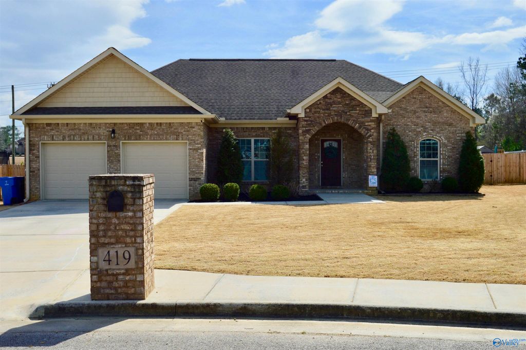 419 Pembrooke Circle, Hartselle, AL 35640