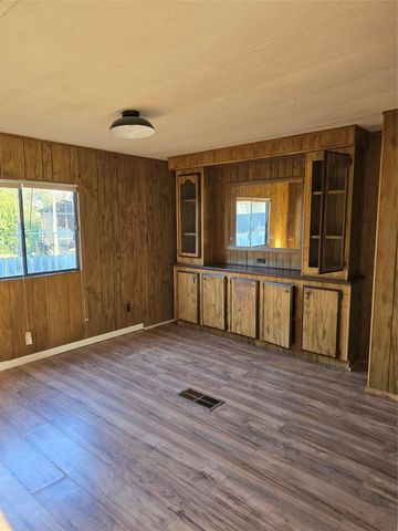 301 S Johnson Ave, Thorndale, TX 76577