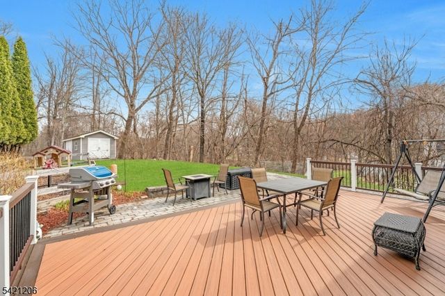 16 Morse Lake Rd, Bloomingdale Boro, NJ 07403