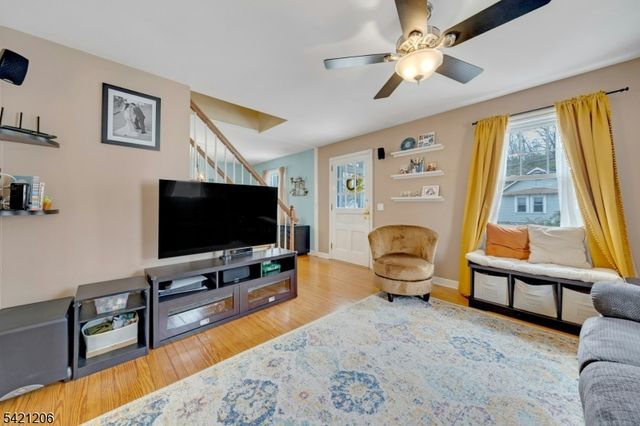 16 Morse Lake Rd, Bloomingdale Boro, NJ 07403