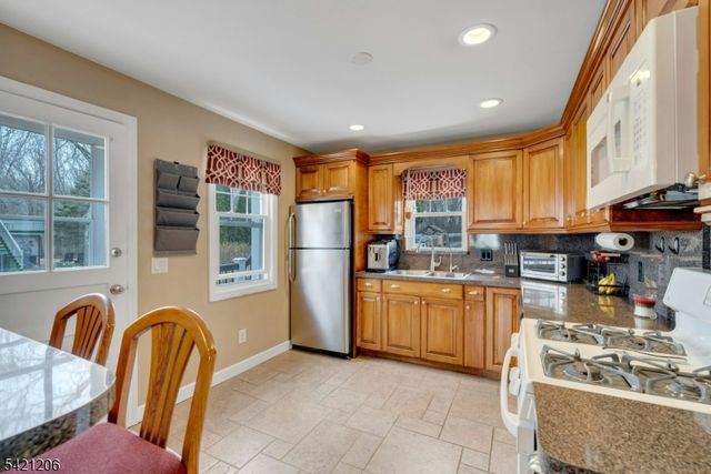 16 Morse Lake Rd, Bloomingdale Boro, NJ 07403