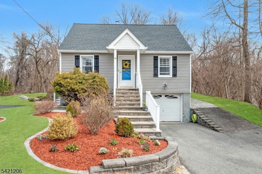 16 Morse Lake Rd, Bloomingdale Boro, NJ 07403