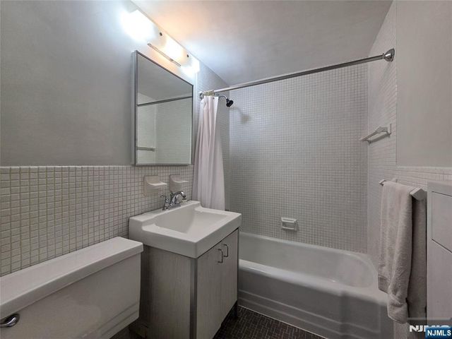 1 Horizon 811, Fort Lee, NJ 07024