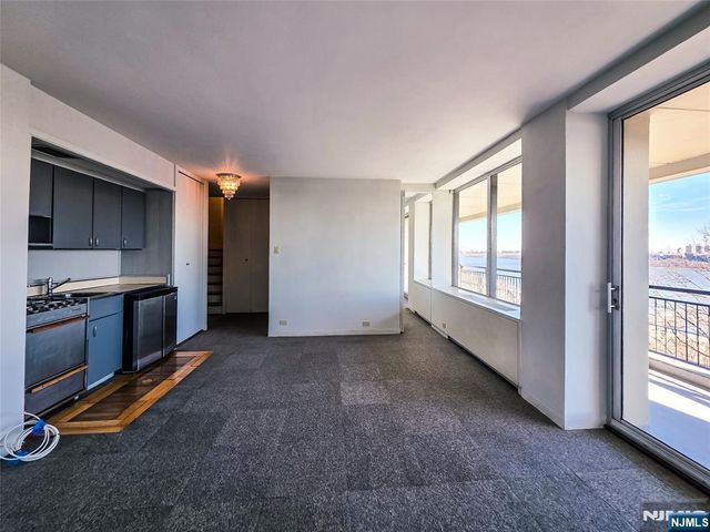 1 Horizon 811, Fort Lee, NJ 07024