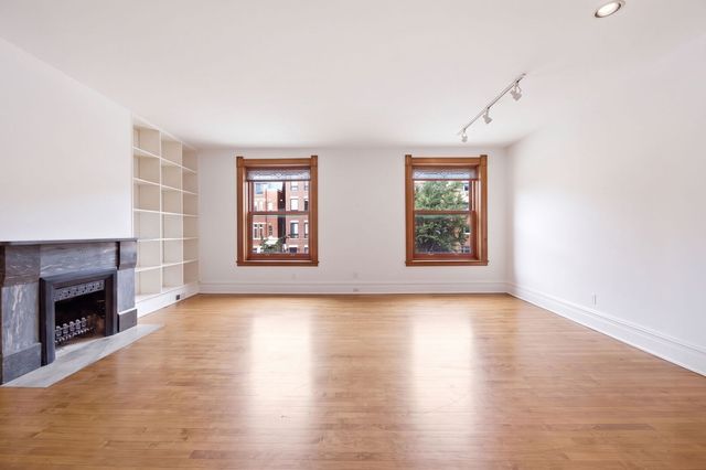 907 W Fullerton Avenue, Chicago, IL 60614