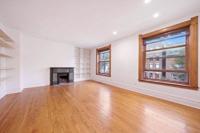 907 W Fullerton Avenue, Chicago, IL 60614