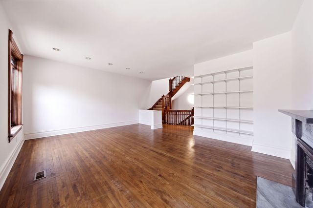 907 W Fullerton Avenue, Chicago, IL 60614