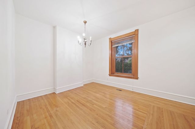 907 W Fullerton Avenue, Chicago, IL 60614