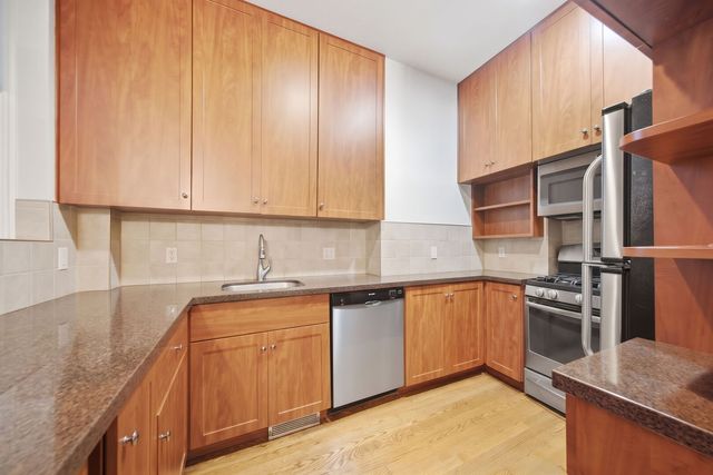 907 W Fullerton Avenue, Chicago, IL 60614