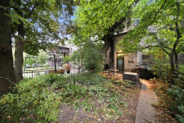 907 W Fullerton Avenue, Chicago, IL 60614