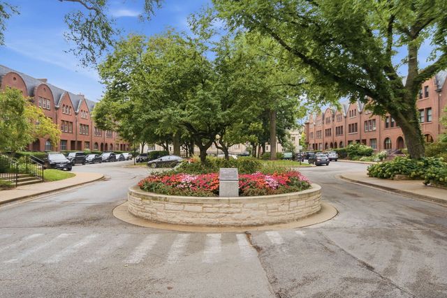 907 W Fullerton Avenue, Chicago, IL 60614