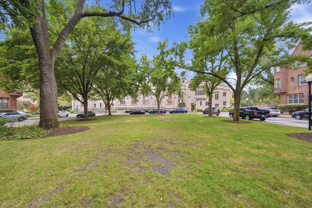907 W Fullerton Avenue, Chicago, IL 60614