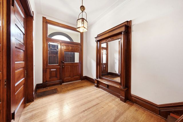 907 W Fullerton Avenue, Chicago, IL 60614