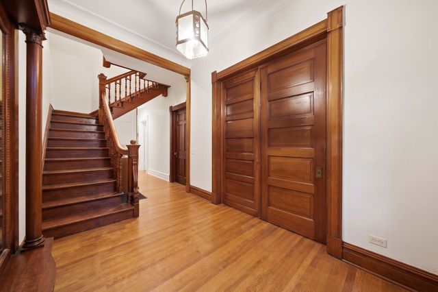 907 W Fullerton Avenue, Chicago, IL 60614