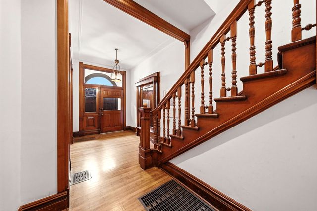 907 W Fullerton Avenue, Chicago, IL 60614