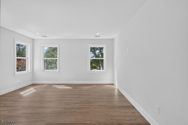 642 Roosevelt St, Westfield Town, NJ 07090