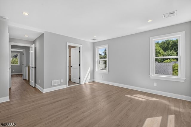 642 Roosevelt St, Westfield Town, NJ 07090