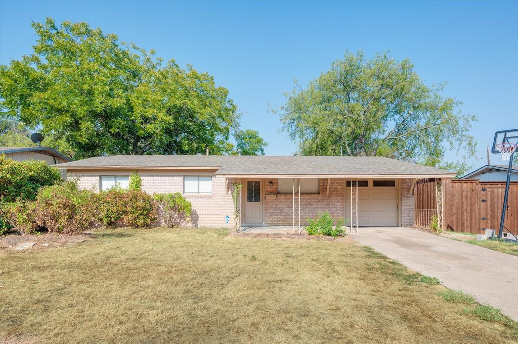 1902 Alan A Dale Road, Arlington, TX 76013