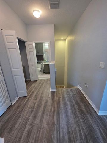 1560 SE Hampshire Way 204, Stuart, FL 34994