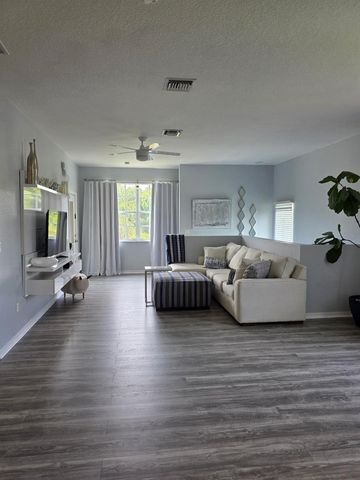 1560 SE Hampshire Way 204, Stuart, FL 34994