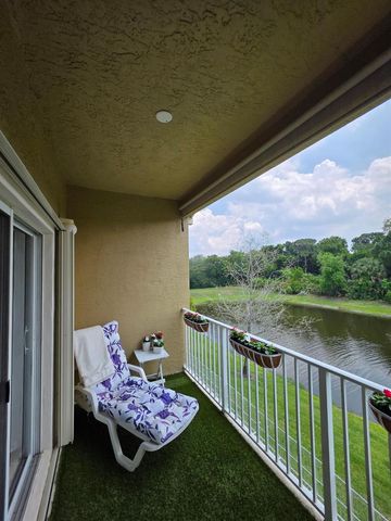 1560 SE Hampshire Way 204, Stuart, FL 34994
