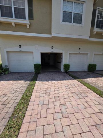 1560 SE Hampshire Way 204, Stuart, FL 34994
