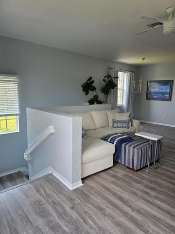 1560 SE Hampshire Way 204, Stuart, FL 34994