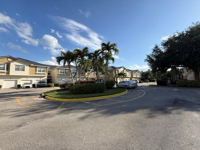 1560 SE Hampshire Way 204, Stuart, FL 34994