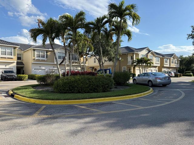 1560 SE Hampshire Way 204, Stuart, FL 34994