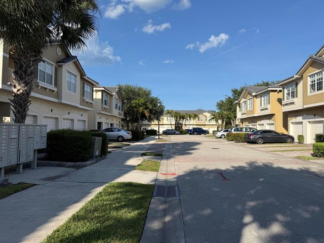 1560 SE Hampshire Way 204, Stuart, FL 34994