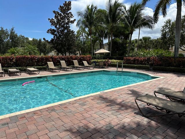 1560 SE Hampshire Way 204, Stuart, FL 34994