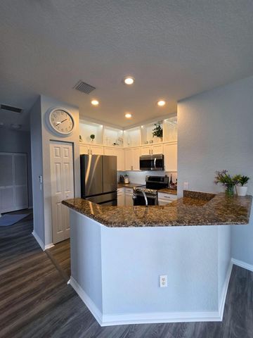 1560 SE Hampshire Way 204, Stuart, FL 34994