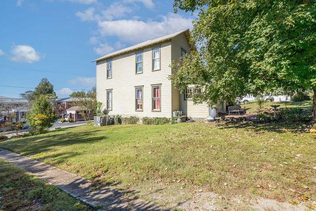 318 W Jefferson St, Pulaski, TN 38478
