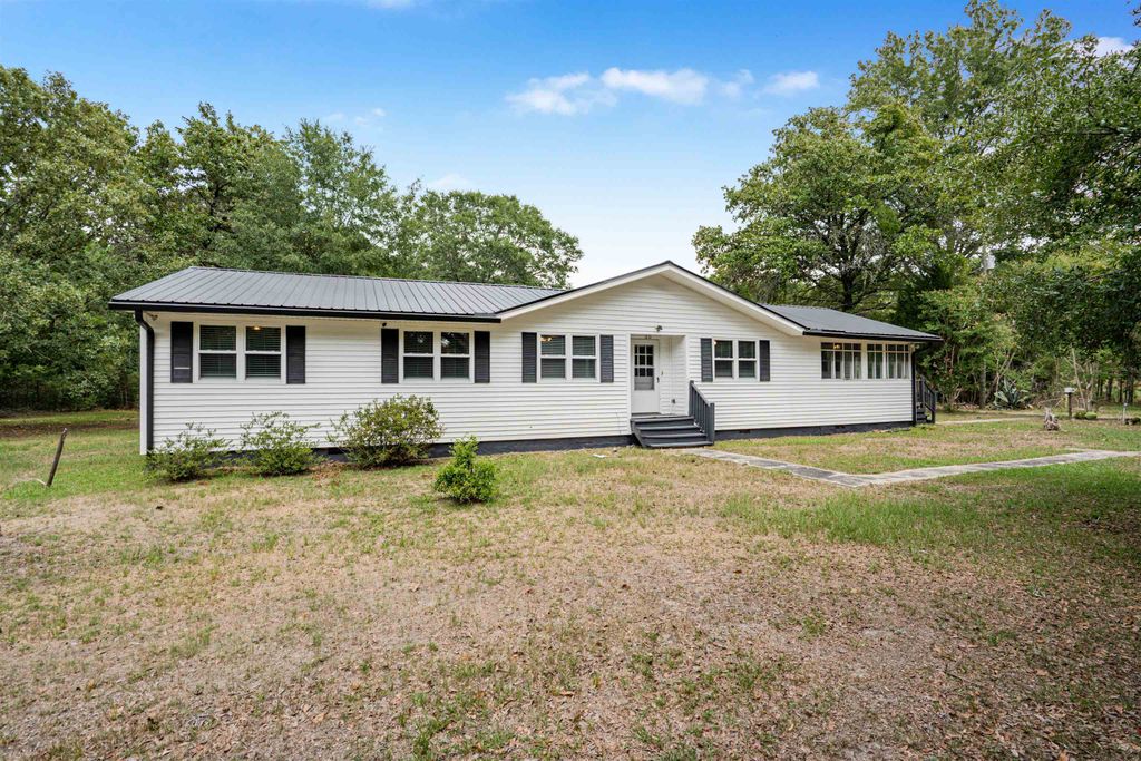 145 Sarah Ave., Andrews, SC 29510